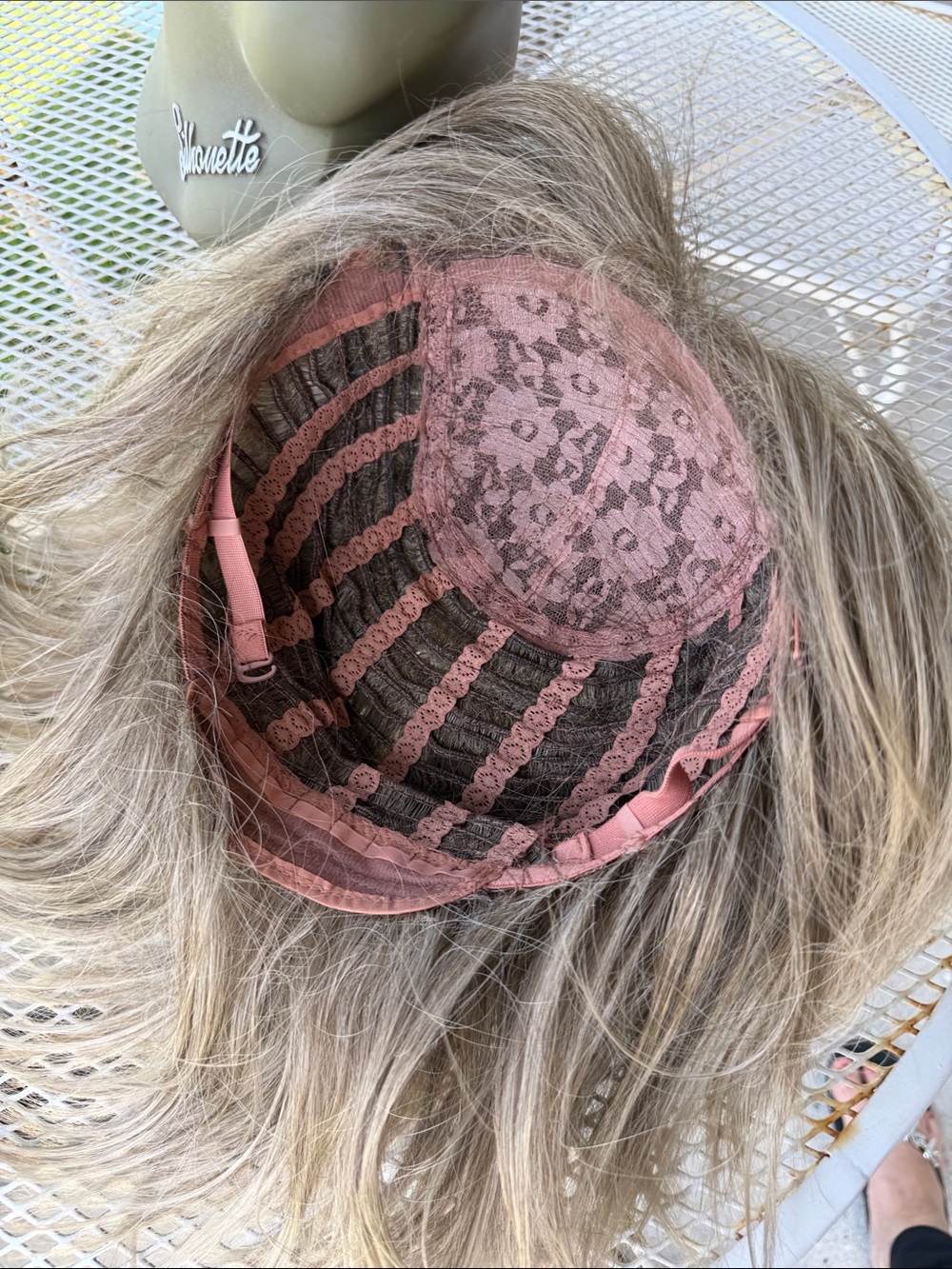Stylish Medium Layered Women's Wig in Ash Blonde/Frosted - Picture 6 of 11